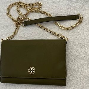 Tory Burch Robinson chain wallet in Green